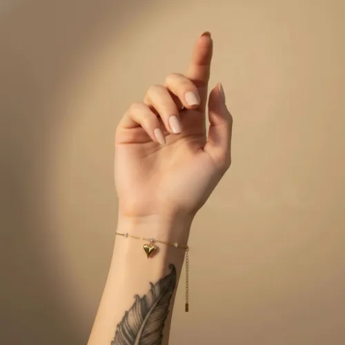 Chic Gold Tone Heart Bracelet - Product Image